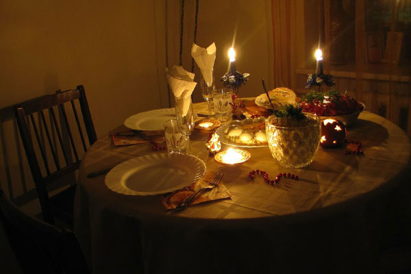 Стол накрытый к романтическому ужину при свечах