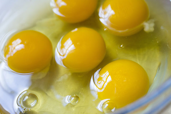 Сырые яичные желтки в миске
