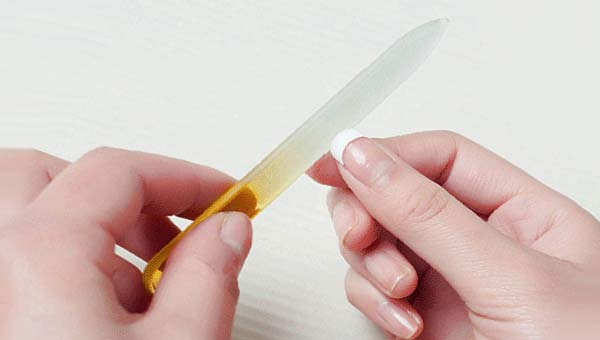 Стеклянная пилочка для ногтей в руке