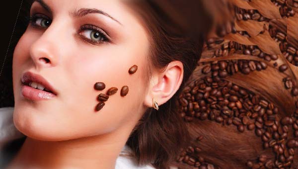 Девушка с кофейными зернами на лице