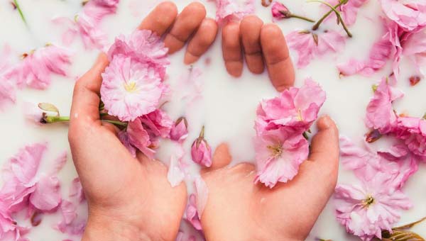 Руки в молоке и розовых цветах