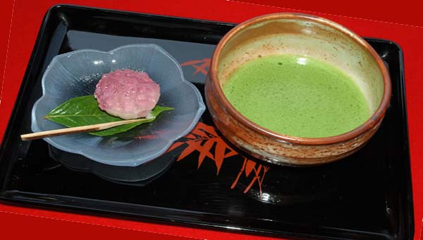 Чай маття зеленый из Японии и розовое пирожное