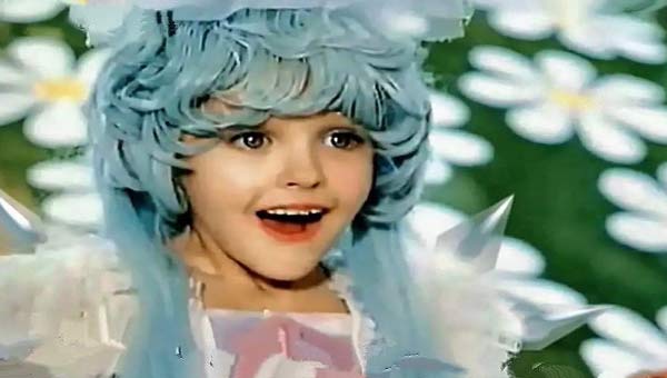 Мальвина девочка с голубыми волосами