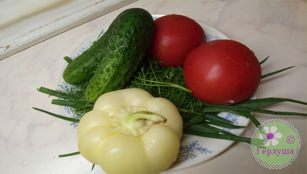 огурцы, перец болгарский, помидоры, зелень на тарелке