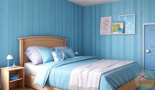 Голубые стены в меблированной комнате