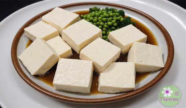 Сыр тофу на тарелке