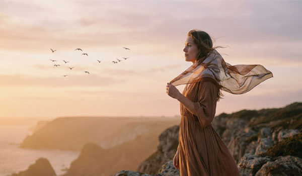 Женщина стоит у моря