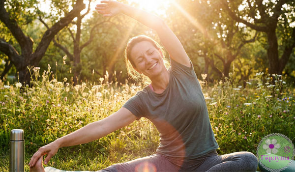 Женщина занимается йогой на природе