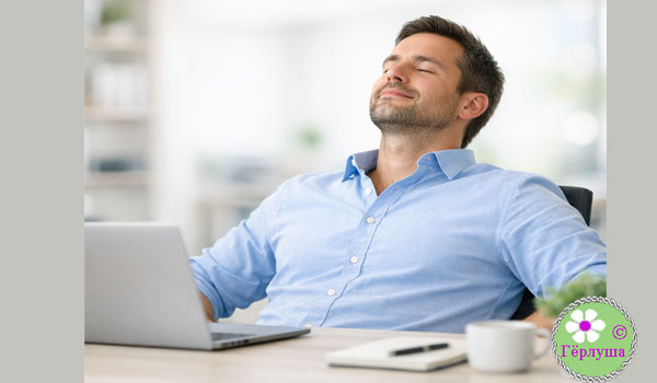 Мужчина сидит расслабленно в офисе